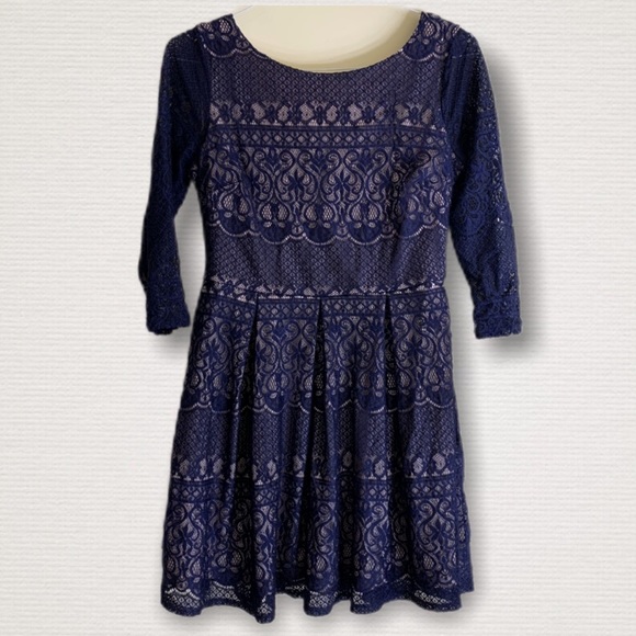 B. Darlin Juniors Lace Overlay Sleeve Party dress - Picture 7 of 8